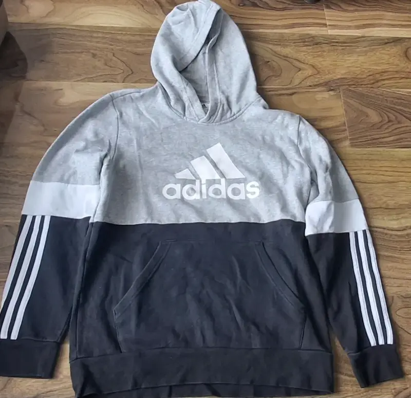 Polerón con capucha Adidas gris y negro para niño - 1