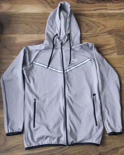 Chaqueta deportiva Nike gris con capucha - miniatura 1