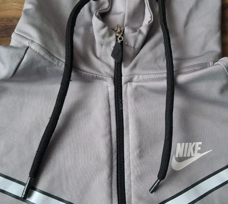 Chaqueta deportiva Nike gris con capucha - 2