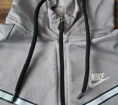 Chaqueta deportiva Nike gris con capucha - miniatura 2