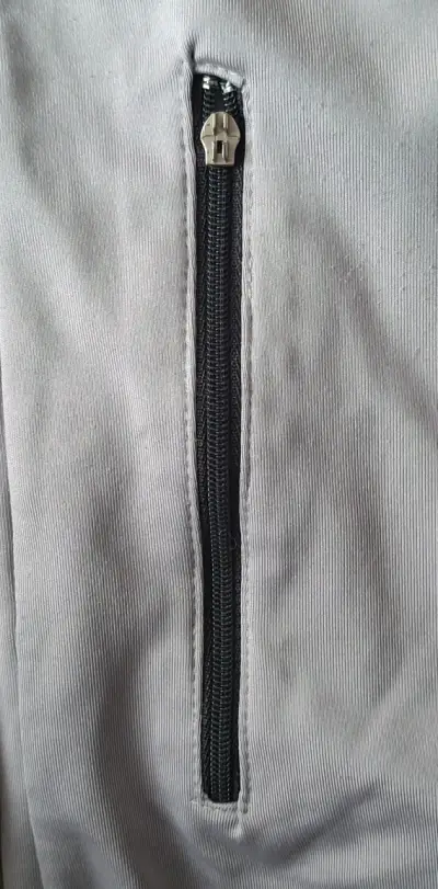 Chaqueta deportiva Nike gris con capucha - miniatura 3