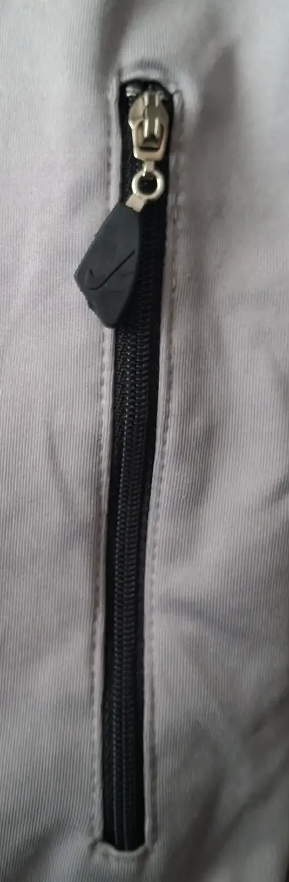 Chaqueta deportiva Nike gris con capucha - 4
