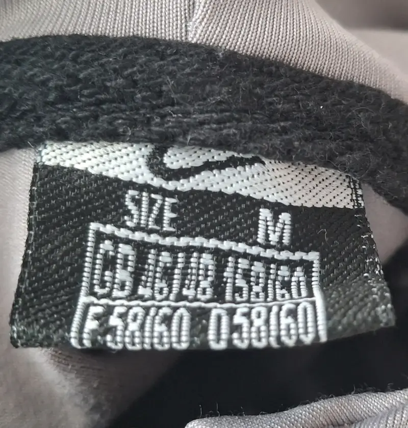 Chaqueta deportiva Nike gris con capucha - 5