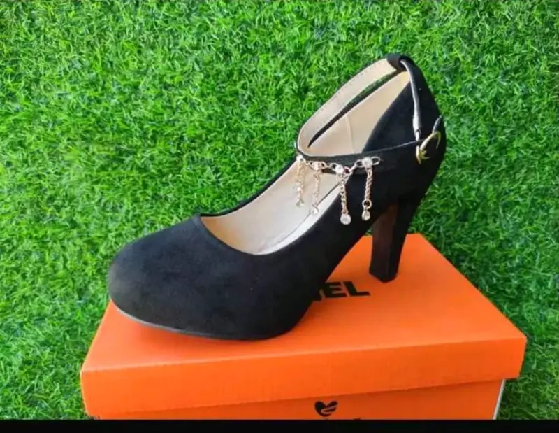 Zapato de tacón negro con adornos