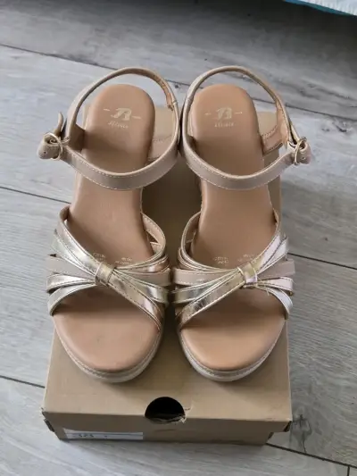 Chalas con taco Beige y Dorado Bata - miniatura 1