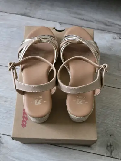Chalas con taco Beige y Dorado Bata - miniatura 3