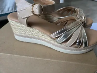 Chalas con taco Beige y Dorado Bata - miniatura 4