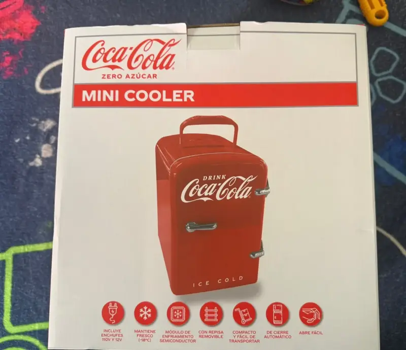 Mini cooler Coca-Cola rojo compacto