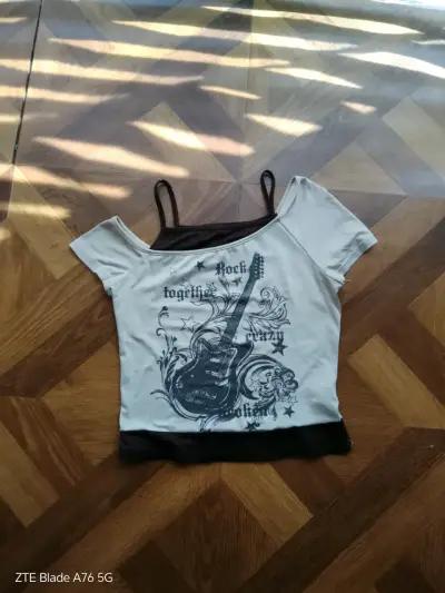 Polera con diseño de guitarra, color crema y café - miniatura 1