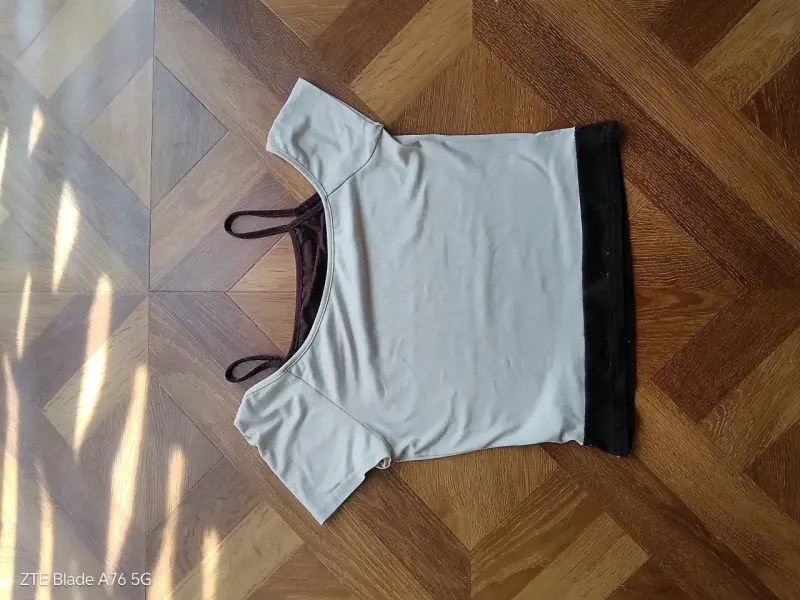 Polera con diseño de guitarra, color crema y café - 2