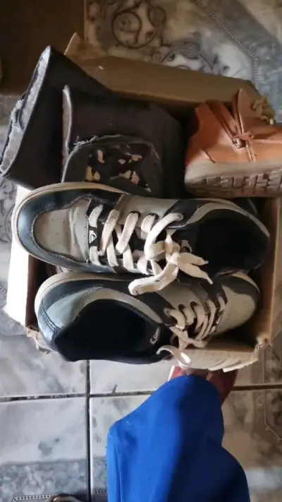 Grupo zapatillas y botas de niños - miniatura 1