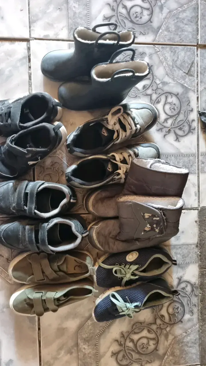 Grupo zapatillas y botas de niños - 2