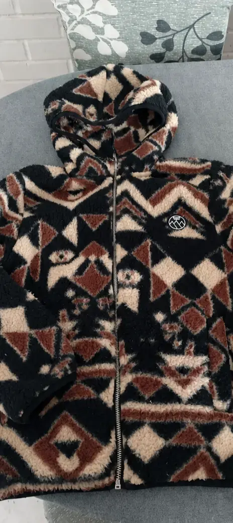 Chaqueta de lana con capucha y diseño geométrico