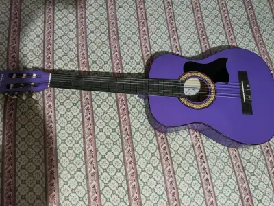 Guitarra acústica morada en buen estado - miniatura 1