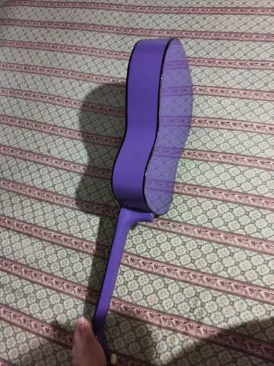 Guitarra acústica morada en buen estado - miniatura 2