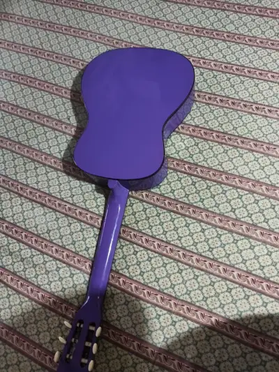 Guitarra acústica morada en buen estado - miniatura 3