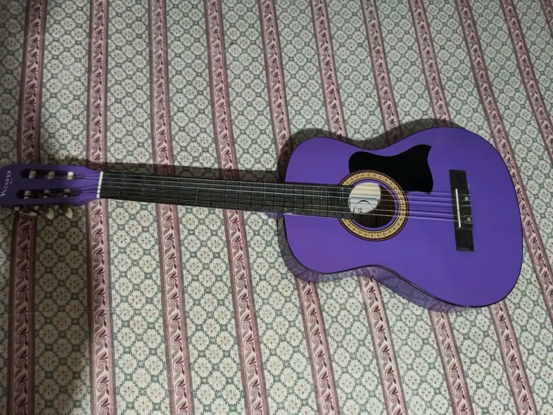 Guitarra acústica morada en buen estado - 4