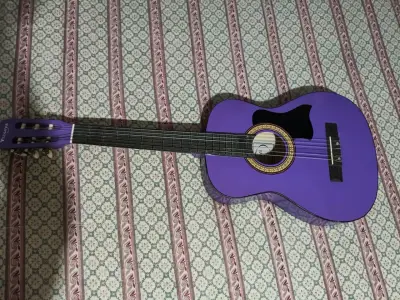 Guitarra acústica morada en buen estado - miniatura 4
