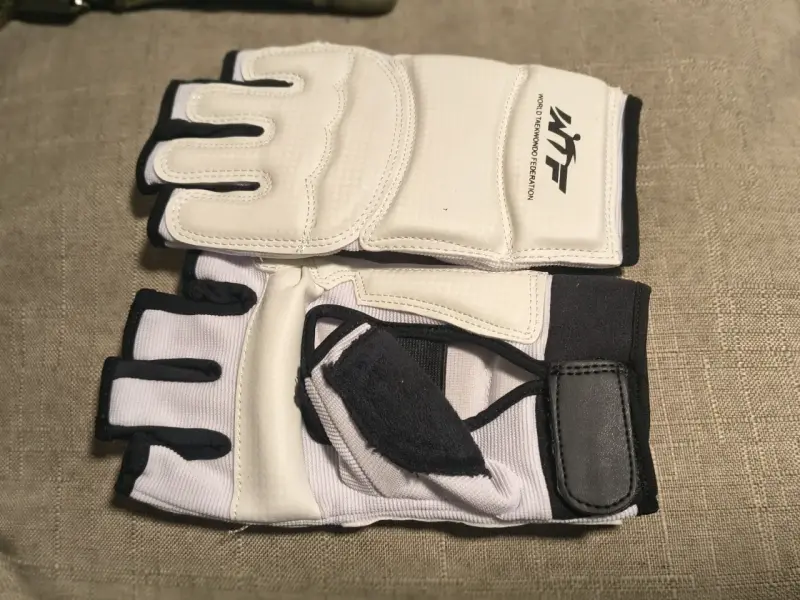 Guantes de Taekwondo WTF blancos con protección - 1