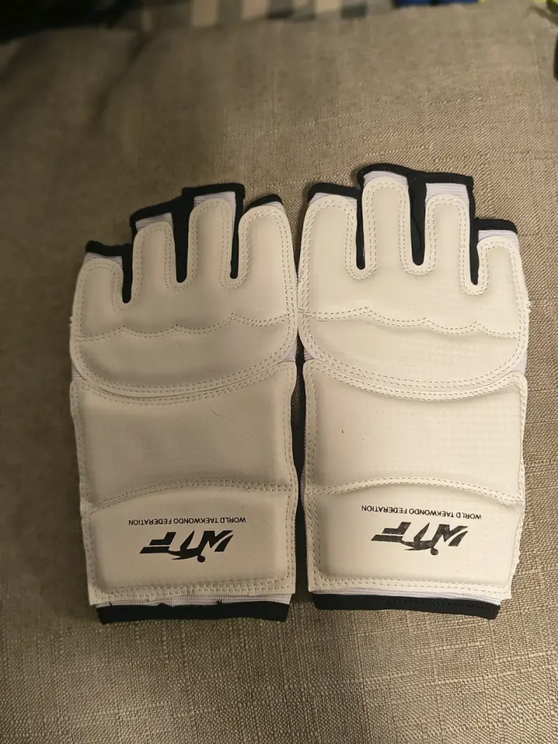 Guantes de Taekwondo WTF blancos con protección - 3