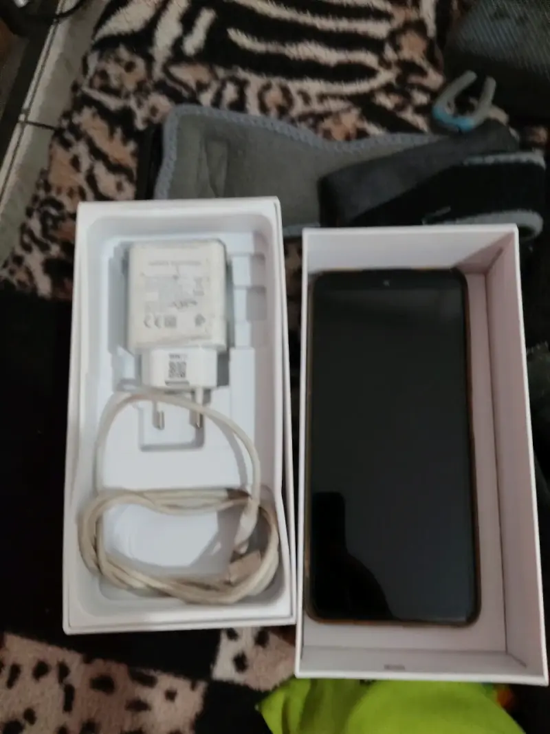 Smartphone con cargador en caja - 2