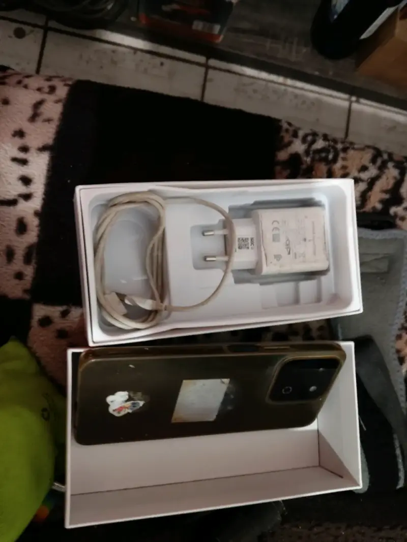 Smartphone con cargador en caja - 4