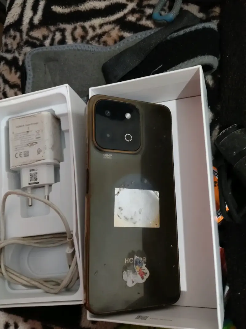 Smartphone con cargador en caja - 5