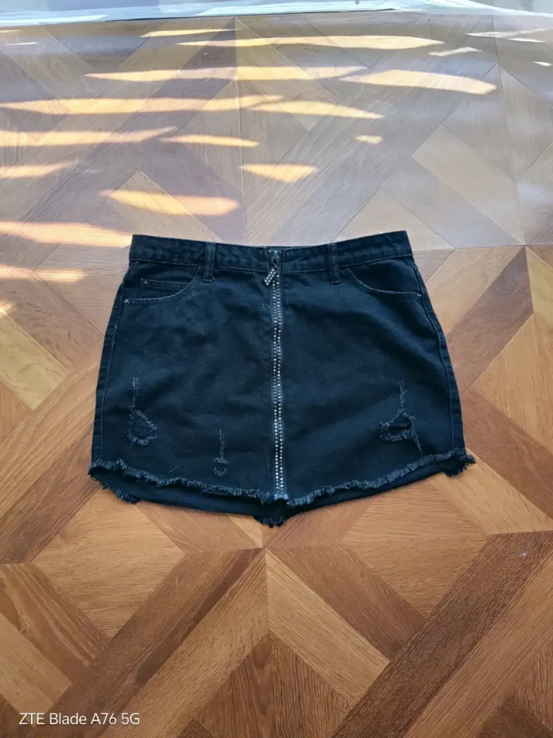 Falda de mezclilla negra con desgaste para mujer
