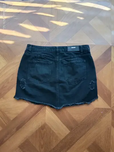Falda de mezclilla negra con desgaste para mujer - miniatura 2