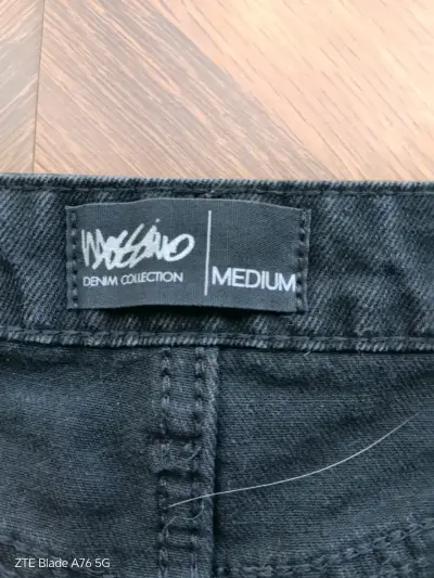 Falda de mezclilla negra con desgaste para mujer - miniatura 3