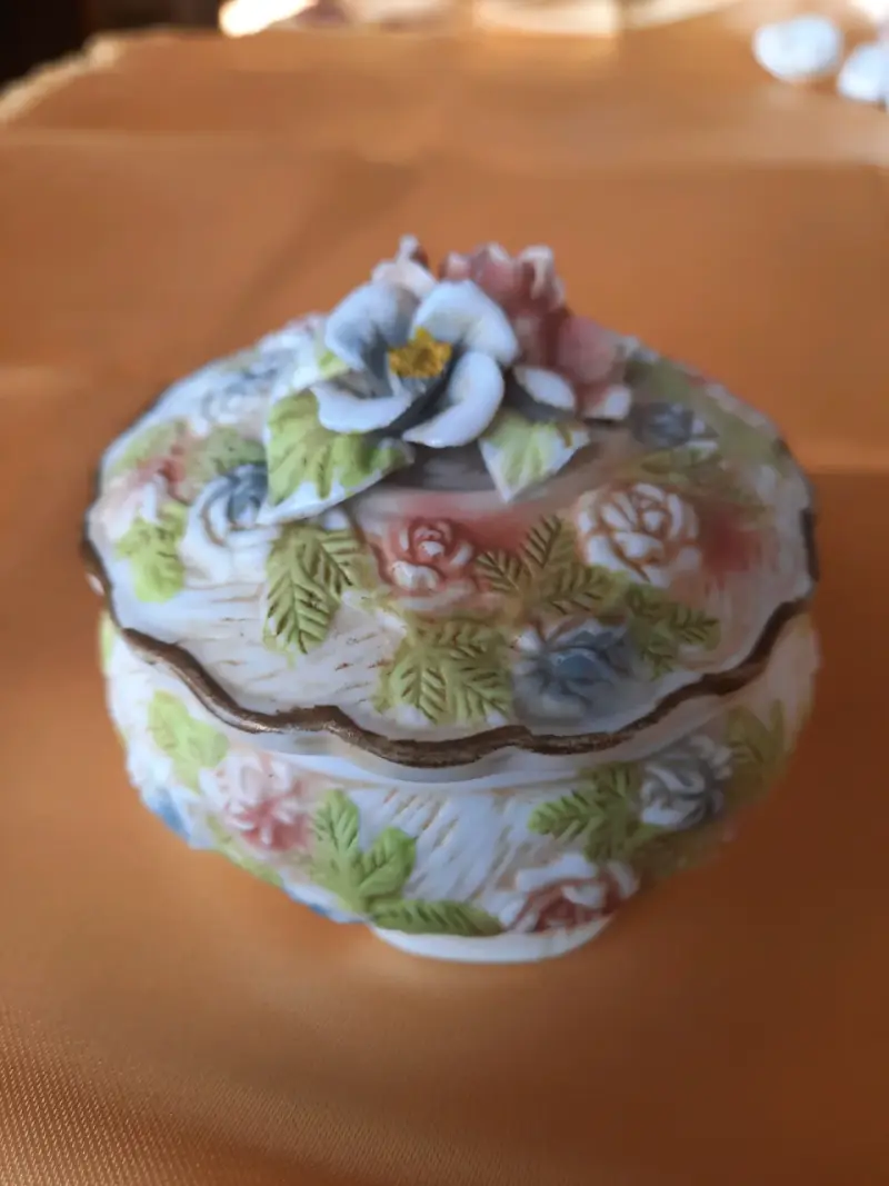 Joyero de porcelana decorativa estilo victoriano - 1