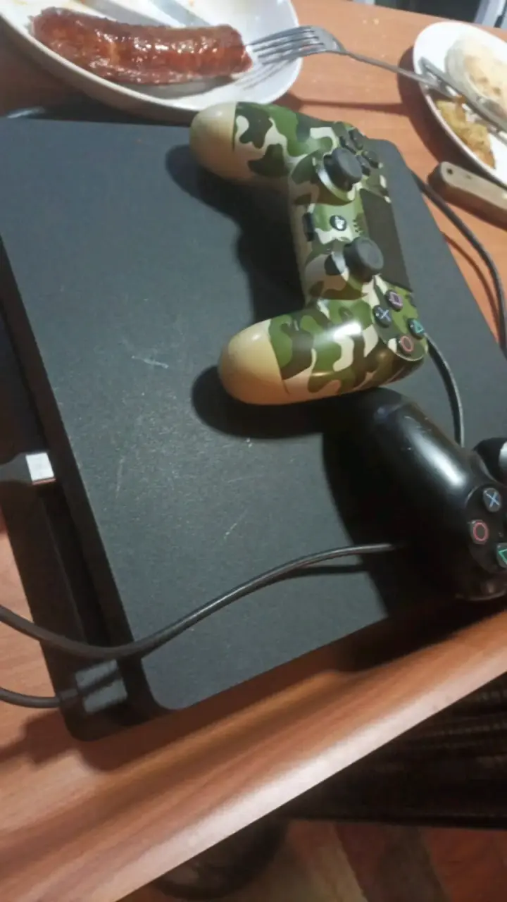 Consola de videojuegos con dos controles
