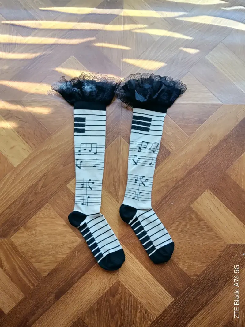 Medias largas con diseño de piano con encaj
