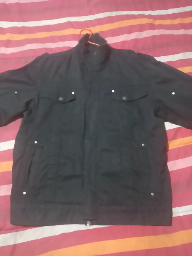 Chaqueta negra para hombre con bolsillos - 1