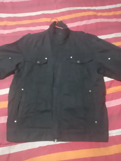 Chaqueta negra para hombre con bolsillos - miniatura 1