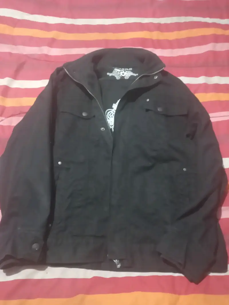 Chaqueta negra para hombre con bolsillos - 2