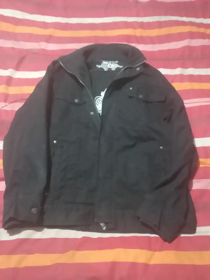 Chaqueta negra para hombre con bolsillos - 3