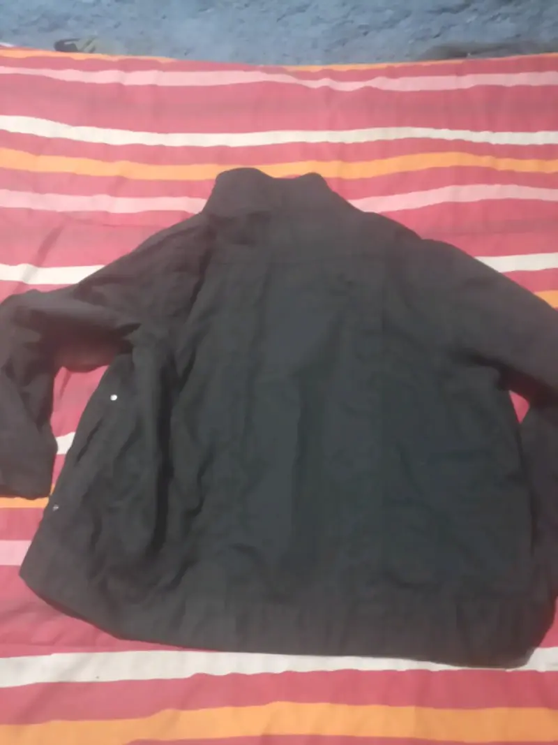 Chaqueta negra para hombre con bolsillos - 4