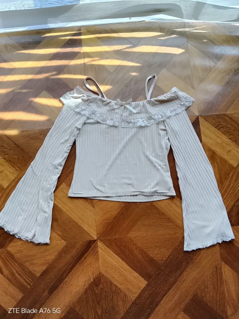 Hermosa blusa con encaje coquette color crema