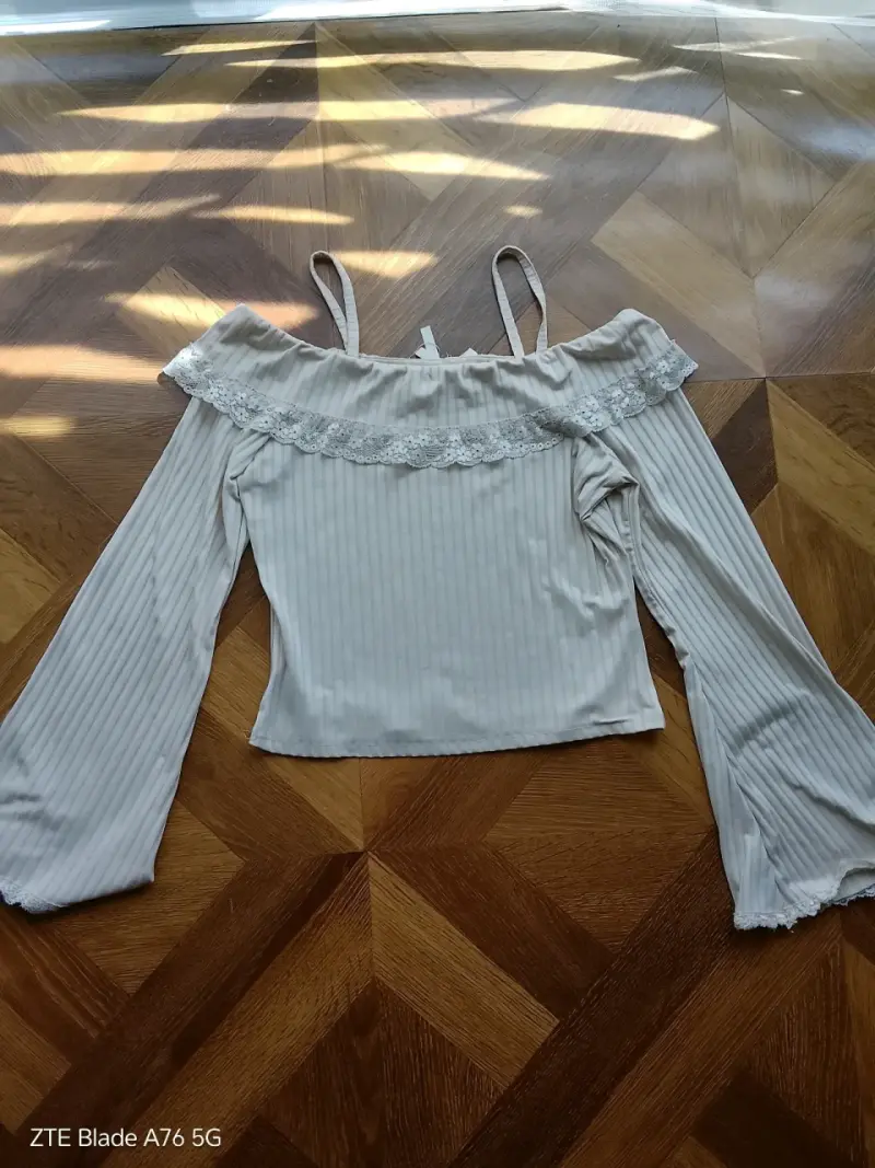 Hermosa blusa con encaje coquette color crema - 2
