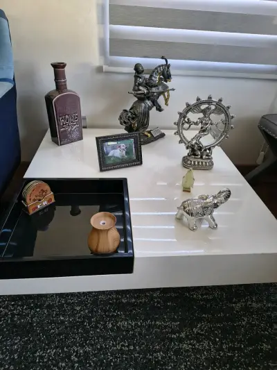 Mesa de centro moderna blanca con bandeja negra - miniatura 1