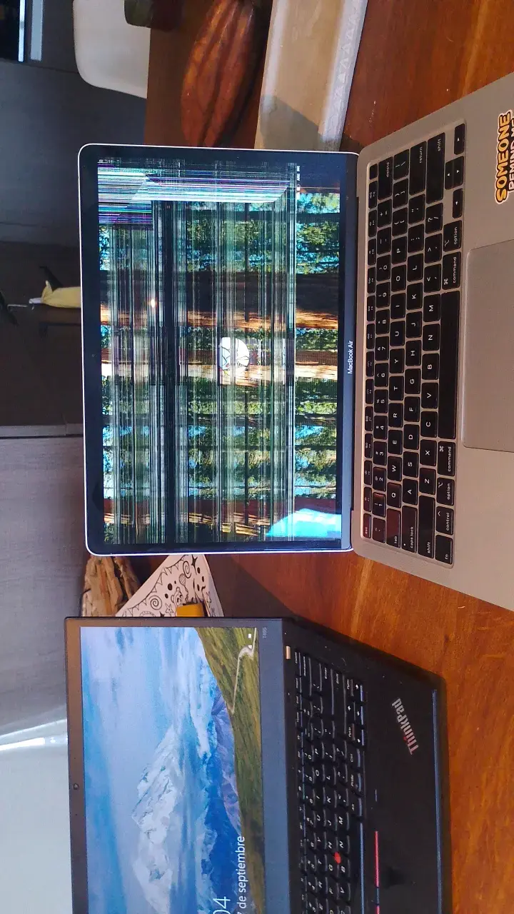 MacBook Air con pantalla dañada