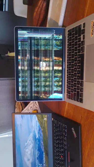 MacBook Air con pantalla dañada - miniatura 1