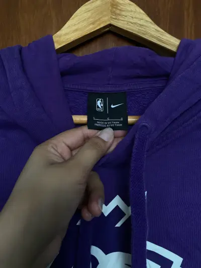 Polerón morado con logo de león Nike NBA, talla L - miniatura 2