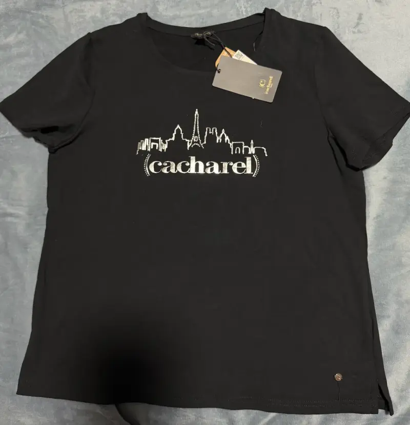 Polera Negra Cacharel con Diseño Urbano