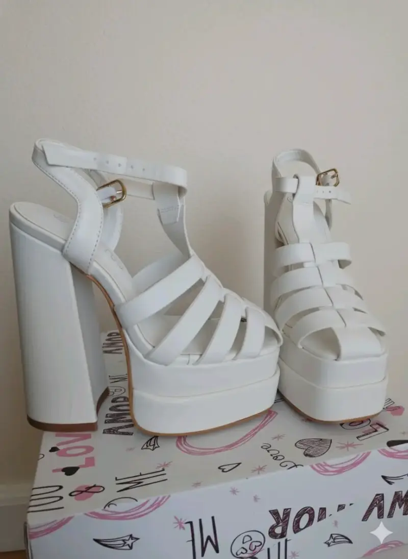 Sandalias de plataforma blancas con tacón alto