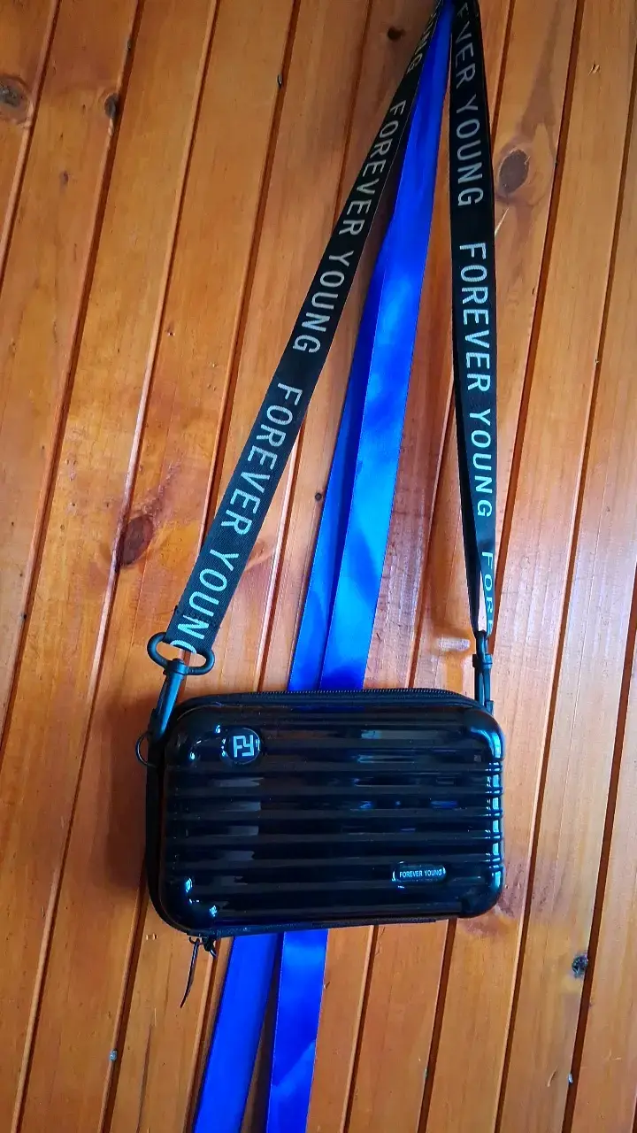Bandolera Forever Young negra con correa ajustable