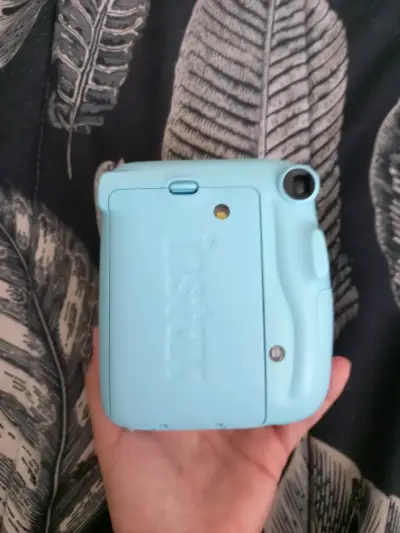 Cámara  Fujifilm Instax Mini 11 azul con bolso - miniatura 2