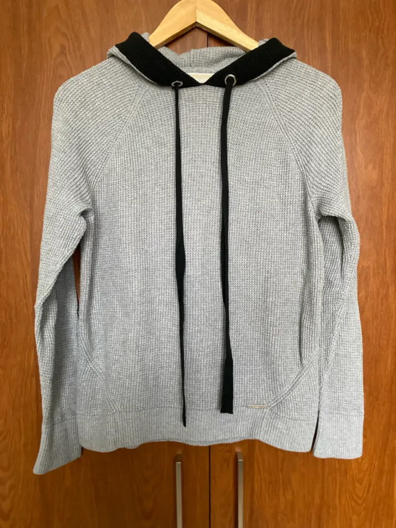 Polerón gris claro con capucha, marca Michael Kors - 2