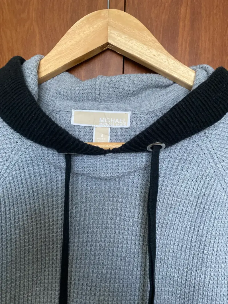 Polerón gris claro con capucha, marca Michael Kors - 3